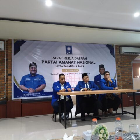 Noorkhalis Ridha, Ketua DPD PAN Kota Palangka Raya (kiri), Ir. H. Achmad Diran, Ketua DPW PAN Provinsi Kalimantan Tengah (Tengah), Dr. H. Rojikinnor, M.Si (Kanan) saat memberikan arahan pada acara Musda DPD PAN Kota Palangka Raya, 12/10/2024