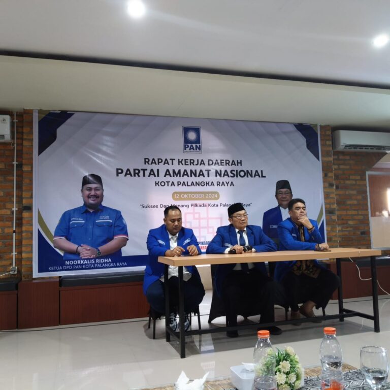 Noorkhalis Ridha, Ketua DPD PAN Kota Palangka Raya (kiri), Ir. H. Achmad Diran, Ketua DPW PAN Provinsi Kalimantan Tengah (Tengah), Dr. H. Rojikinnor, M.Si (Kanan) saat memberikan arahan pada acara Musda DPD PAN Kota Palangka Raya, 12/10/2024