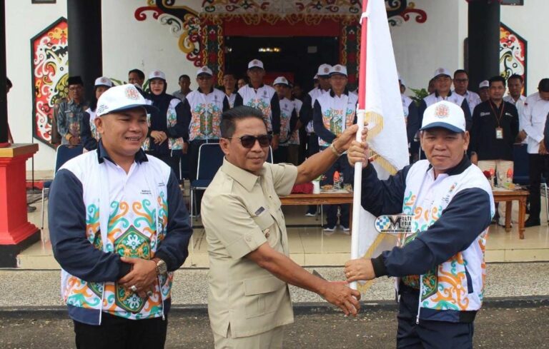 Prosesi pelepasan digelar di halaman Kantor Bupati Murung Raya, Rabu (14/5/2025), dipimpin langsung oleh Bupati Heriyus bersama Wakil Bupati, Rahmanto Muhidin.