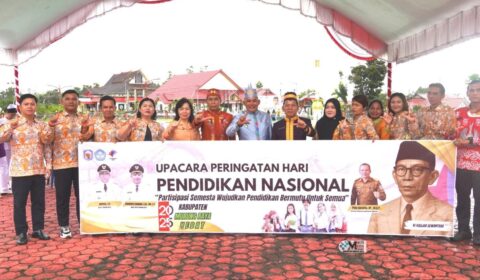 Pemerintah Kabupaten (Pemkab) Murung Raya (Mura) menggelar upacara peringatan Hari Pendidikan Nasional (Hardiknas) Tahun 2025 di halaman kantor Bupati Mura, Jumat (2/5/2025).