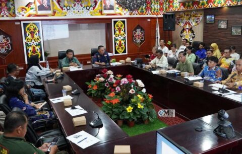 Wakil Bupati Murung Raya, Rahmanto Muhidin memimpin langsung rapat koordinasi persiapan yang berlangsung di Aula A Kantor Bupati Mura, Jumat (2/5/2025).