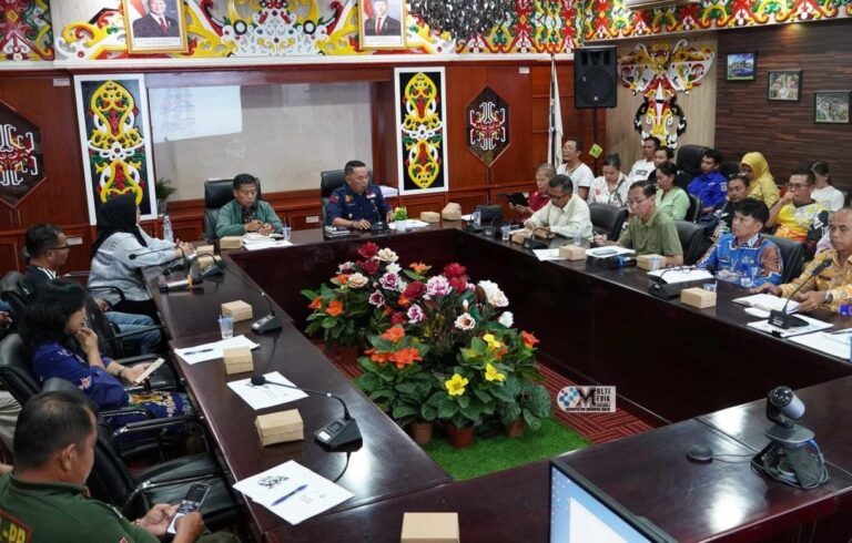 Wakil Bupati Murung Raya, Rahmanto Muhidin memimpin langsung rapat koordinasi persiapan yang berlangsung di Aula A Kantor Bupati Mura, Jumat (2/5/2025).