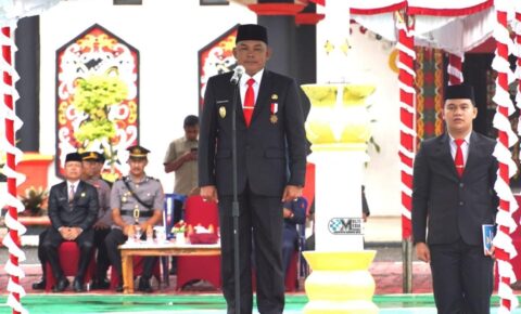 Wakil Bupati (Wabup) Murung Raya (Mura), Rahmanto Muhidin memimpin upacara peringatan Hari Otonomi Daerah (OTDA) ke-29 dan Hari Kesiapsiagaan Bencana (HKB) Tahun 2025, di halaman Kantor Bupati Murung Raya, Senin (5/5/2025).