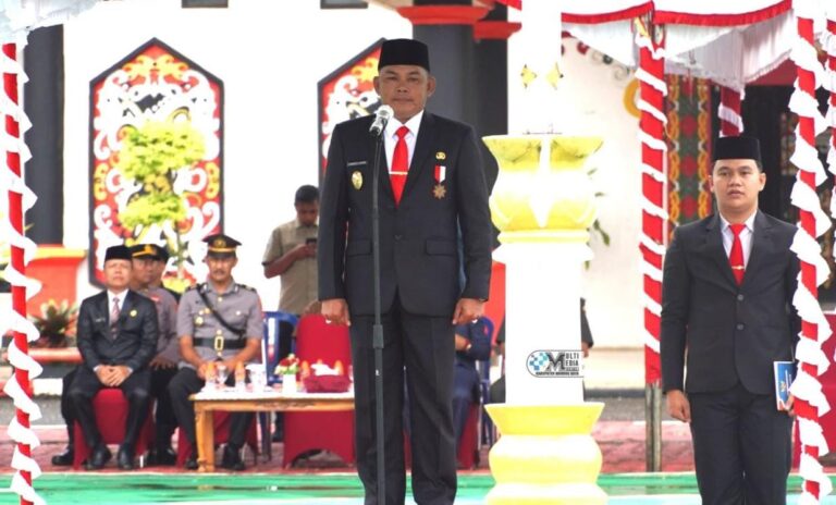 Wakil Bupati (Wabup) Murung Raya (Mura), Rahmanto Muhidin memimpin upacara peringatan Hari Otonomi Daerah (OTDA) ke-29 dan Hari Kesiapsiagaan Bencana (HKB) Tahun 2025, di halaman Kantor Bupati Murung Raya, Senin (5/5/2025).