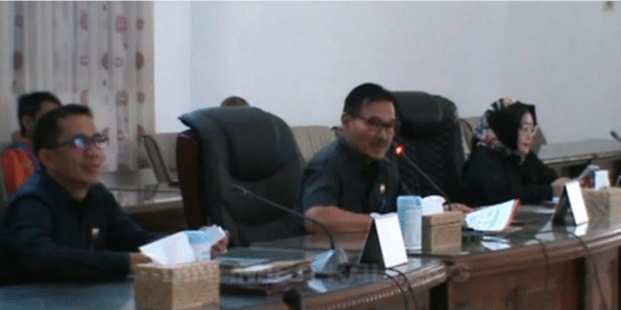 Ketua Dprd Kabupaten Barito Selatan (barsel), Hm Farid Yusran, Memimpin Rapat Badan Musyawarah (bamus).