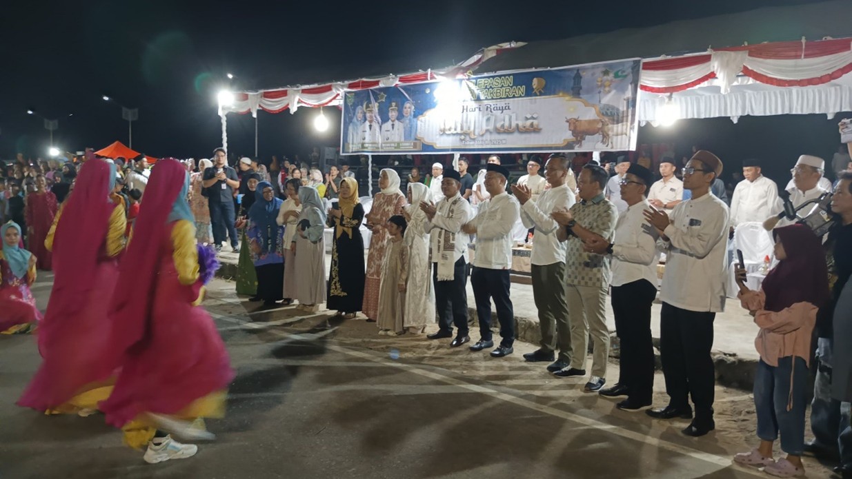 Wakil Ketua I Dprd Kabupaten Barito Selatan (barsel), Ideham, Menghadiri Pelepasan Lomba Pawai Takbir Dalam Rangka Memeriahkan Hari Raya Iduladha 1446 Hijriah Di Kawasan Water Front City Buntok