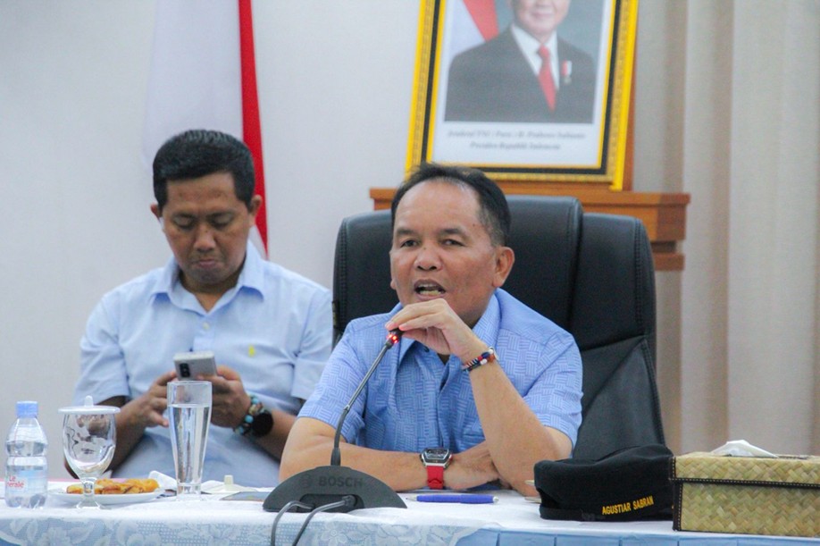 Gubernur Kalimantan Tengah H. Agustiar Sabran memimpin rapat koordinasi persiapan menyambut kedatangan Menteri Lingkungan Hidup dan Kehutanan (LHK) Hanif Faisol Nurrofiq, yang dijadwalkan tiba di Palangka Raya