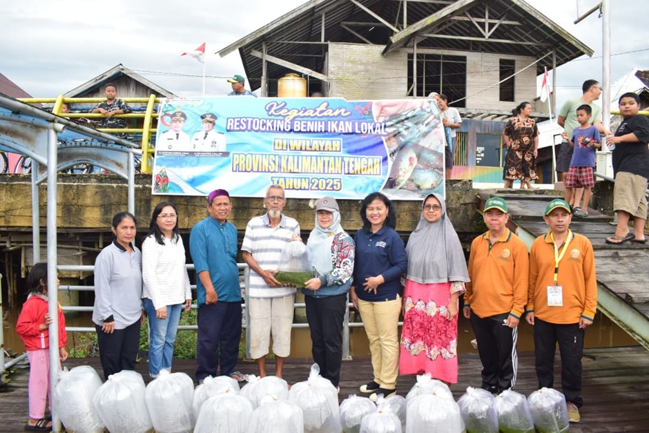 kegiatan restocking atau pelepasliaran 5.000 benih ikan di Kawasan Wisata Waterfront Sungai Arut, Kelurahan Mendawai, Kabupaten Kotawaringin Barat