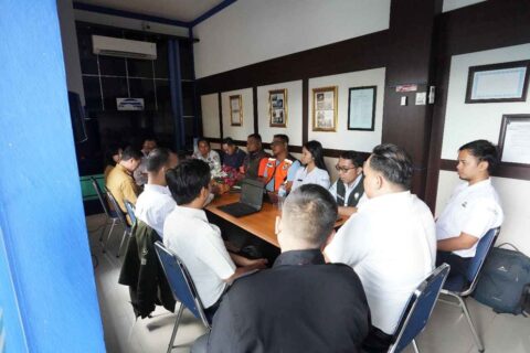 Rapat dipimpin Kabid Kedaruratan dan Logistik BPBD Kalteng, Alpius Patanan, mewakili Kepala Pelaksana BPBD, dan dihadiri oleh unsur lintas sektor.