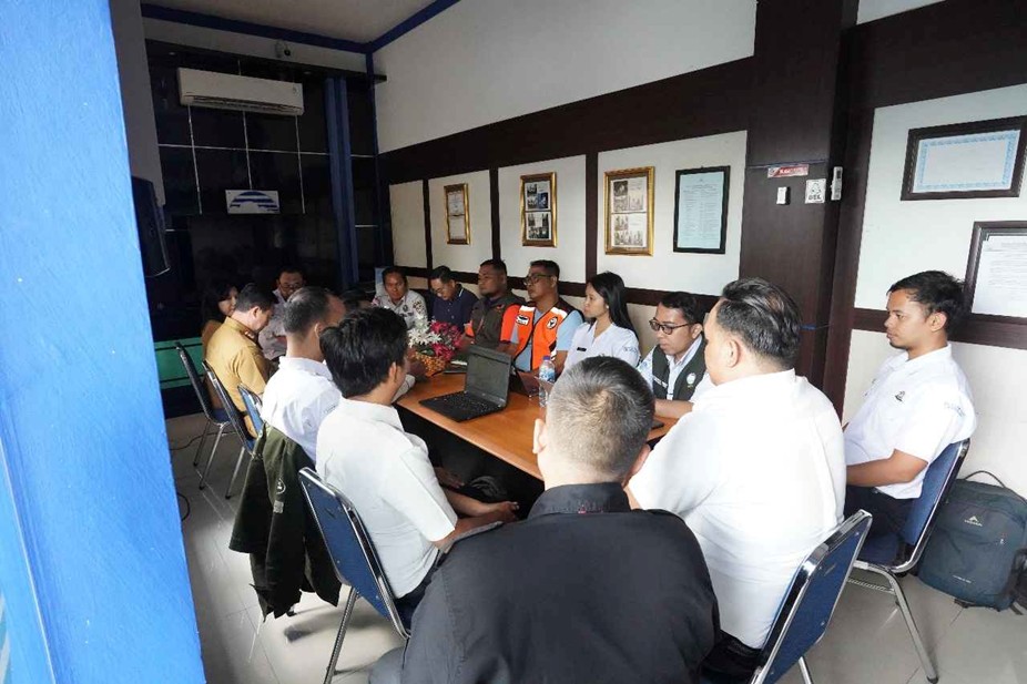 Rapat dipimpin Kabid Kedaruratan dan Logistik BPBD Kalteng, Alpius Patanan, mewakili Kepala Pelaksana BPBD, dan dihadiri oleh unsur lintas sektor.