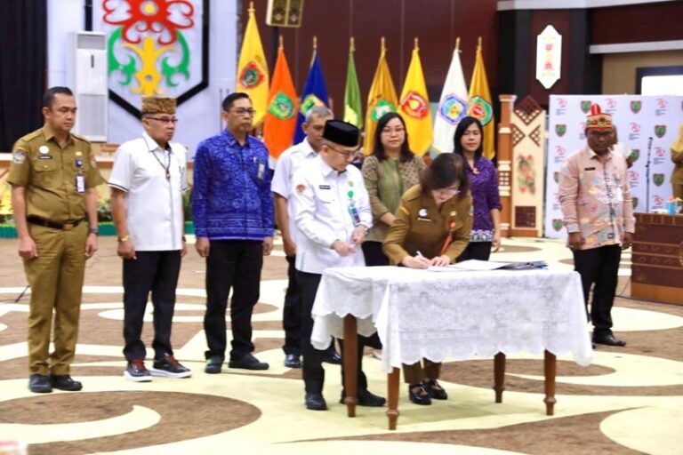 penandatanganan tiga perjanjian kerja sama antara DP3APPKB Prov. Kalteng dengan Dinas Pendidikan, Dewan Adat Dayak (DAD), dan Kantor Wilayah Kementerian Agama (Kemenag) Kalteng, bertempat di Aula Jayang Tingang, Kantor Gubernur Kalteng