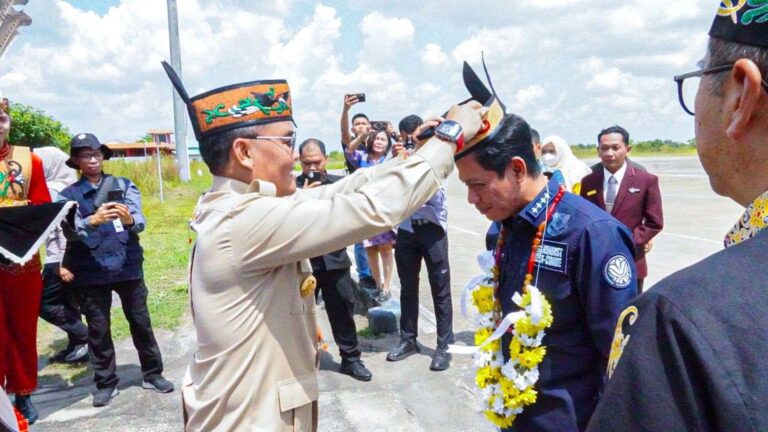 Gubernur Kalimantan Tengah H. Agustiar Sabran menyambut kedatangan Menteri Lingkungan Hidup dan Kehutanan (LHK) Republik Indonesia, Hanif Faisol Nurofiq