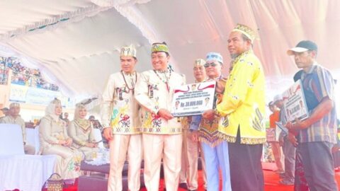 Penyerahan secara simbolis bantuan berupa perbaikan Rumah Tidak Layak Huni (RTLH) sebesar Rp30 Juta.
