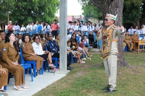 Gubernur Kalimantan Tengah H. Agustiar Sabran melaksanakan kunjungan kerja ke SMAN 1 Tamiang Layang, Kabupaten Barito Timur