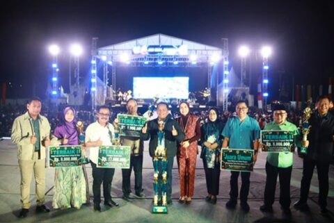 Gubernur Kalteng H. Agustiar Sabran saat menyerahkan penghargaan Juara Pawai Muharram.