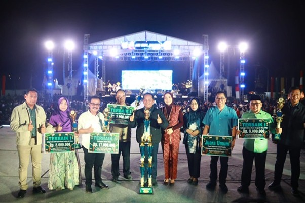 Gubernur Kalteng H. Agustiar Sabran saat menyerahkan penghargaan Juara Pawai Muharram.