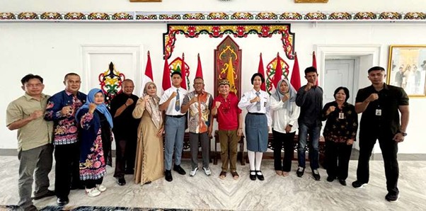 Dua pelajar SMA Negeri 1 Muara Teweh, Angga Nugraha Za’ahir, dan pelajar SMAN Bartim, May Wulandari didampingi orang tua foto bersama Gubernur Kalteng H Agustiar Sabran foto bersama usai audensi dengan Gubernur, baru-baru ini.