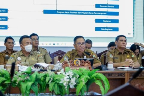 Plt. Sekda Prov. Kalteng Leonard S. Ampung
