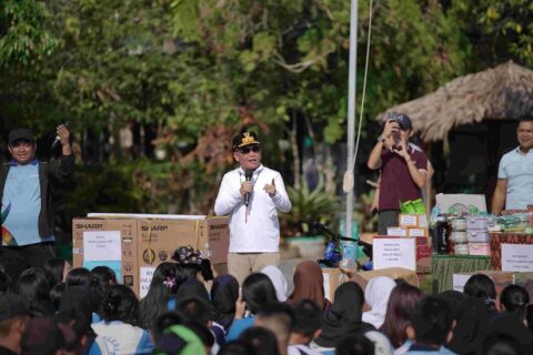 Gubernur Kalimantan Tengah H. Agustiar Sabran menghadiri kegiatan Jalan Sehat dalam rangka memperingati HUT ke-66 SMAN 1 Palangka Raya