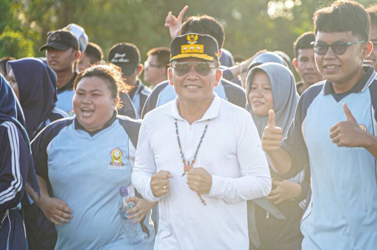 Gubernur Kalimantan Tengah H. Agustiar Sabran mengajak ratusan pelajar SMA Negeri 1 Muara Teweh dan masyarakat sekitar untuk berpartisipasi dalam kegiatan jalan santai di kawasan Bandara Beringin, Muara Teweh
