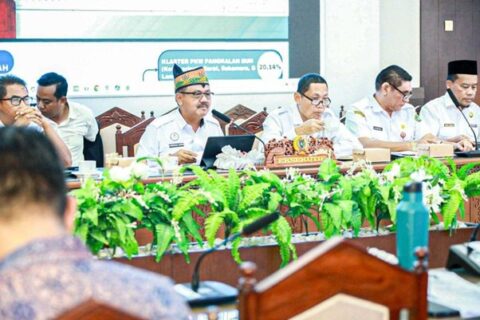 Plt. Asisten Pemerintahan dan Kesejahteraan Rakyat Sekretariat Daerah Provinsi Kalimantan Tengah, Herson B. Aden, bersama jajaran Kepala OPD saat menyampaikan pandangan eksekutif dalam rapat finalisasi RPJMD 2025–2029 di DPRD Kalteng.