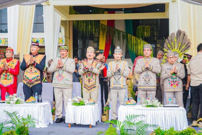 Gubernur Kalimantan Tengah H. Agustiar Sabran beserta jajaran mengenakan busana adat Dayak pada Peringatan Hari Jadi ke-60 Pemerintah Kota Palangka Raya dan Hari Jadi ke-68 Kota Palangka Raya Tahun 2025.