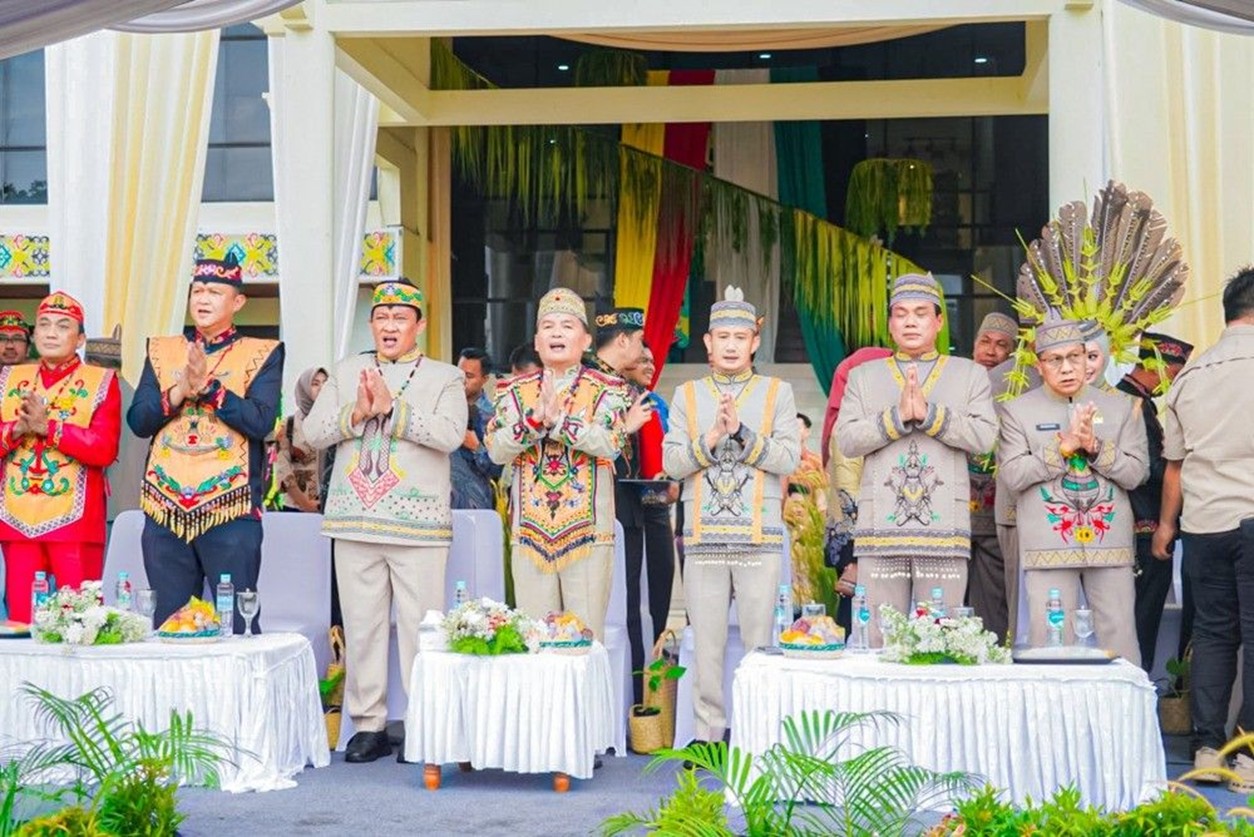 Gubernur Kalimantan Tengah H. Agustiar Sabran beserta jajaran mengenakan busana adat Dayak pada Peringatan Hari Jadi ke-60 Pemerintah Kota Palangka Raya dan Hari Jadi ke-68 Kota Palangka Raya Tahun 2025.