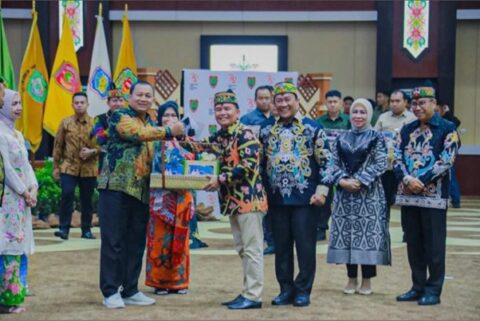 Gubernur Kalteng, Agustiar Sabran, menyerahkan cinderamata kepada mantan Kajati Kalteng, Undang Mugopal.