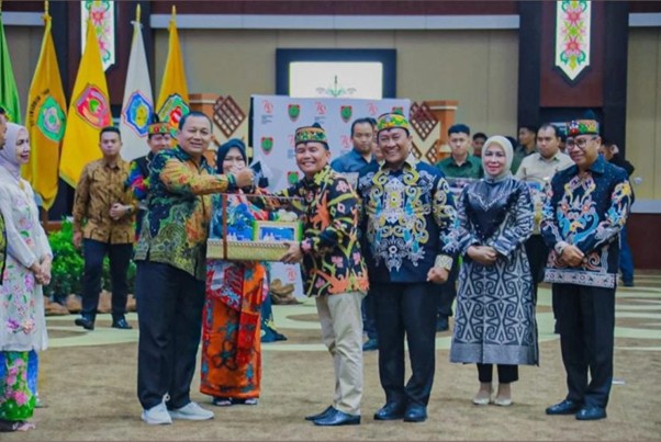 Gubernur Kalteng, Agustiar Sabran, menyerahkan cinderamata kepada mantan Kajati Kalteng, Undang Mugopal.