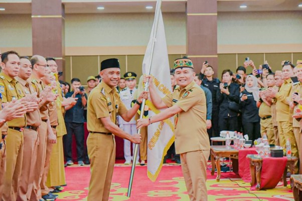 Pengukuhan pengurus Forum Camat Seluruh Indonesia (FORCASI) tingkat provinsi dan kabupaten/kota se-Kalteng oleh Gubernur.