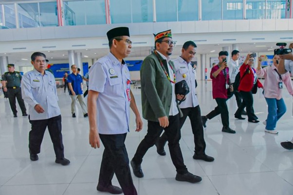 Staf Ahli Gubernur Bidang Kemasyarakatan dan Sumber Daya Manusia, Hamka, menyambut kedatangan Wakil Kepala Staf Kepresidenan, Muhammad Qodari.